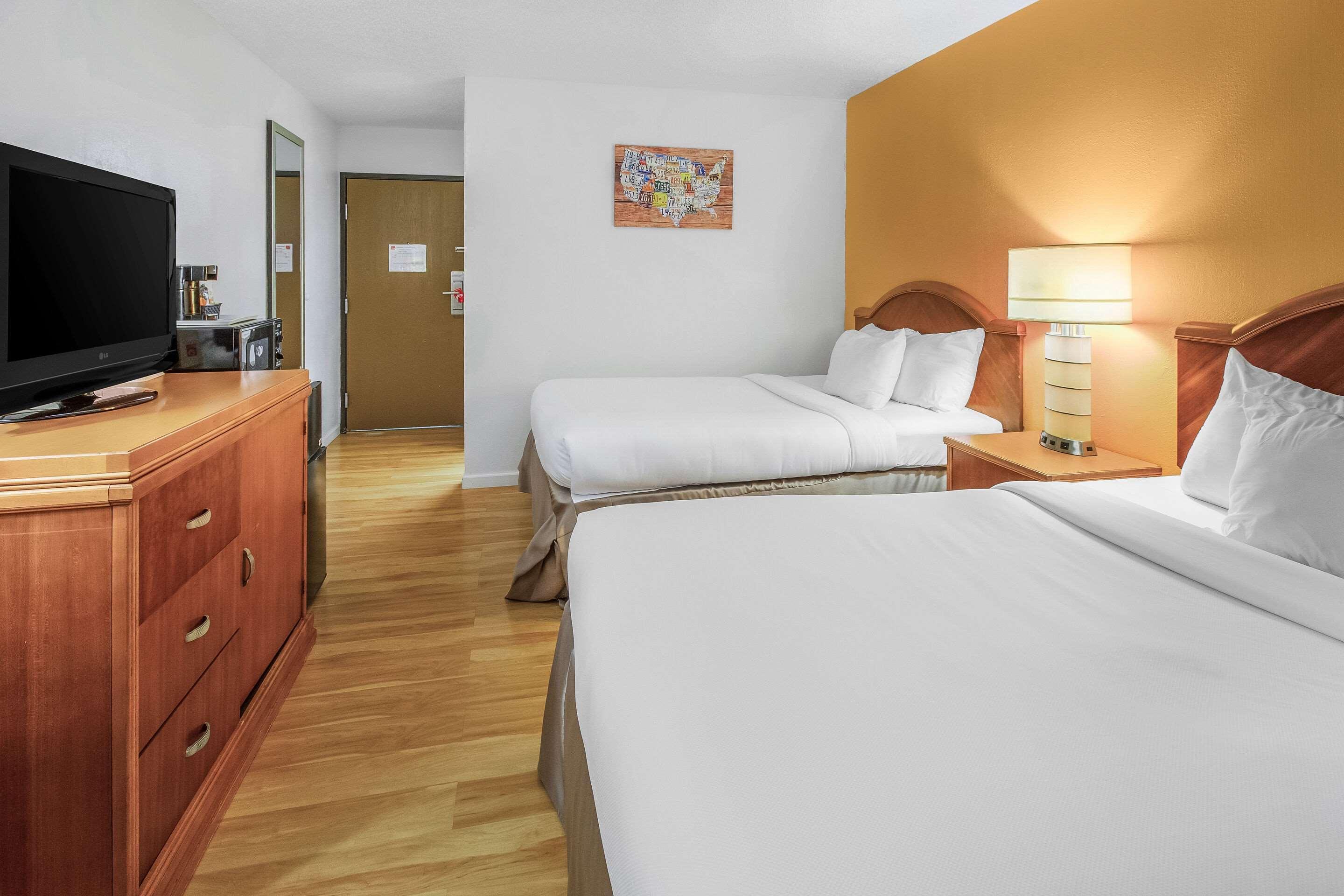 Econo Lodge Альянс Екстер'єр фото